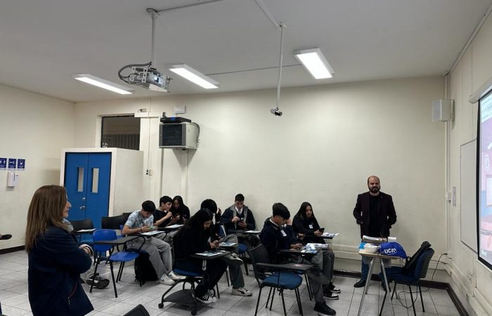 Actividad de “Un día en la Universidad” acerca a estudiantes a la Escuela de Trabajo Social